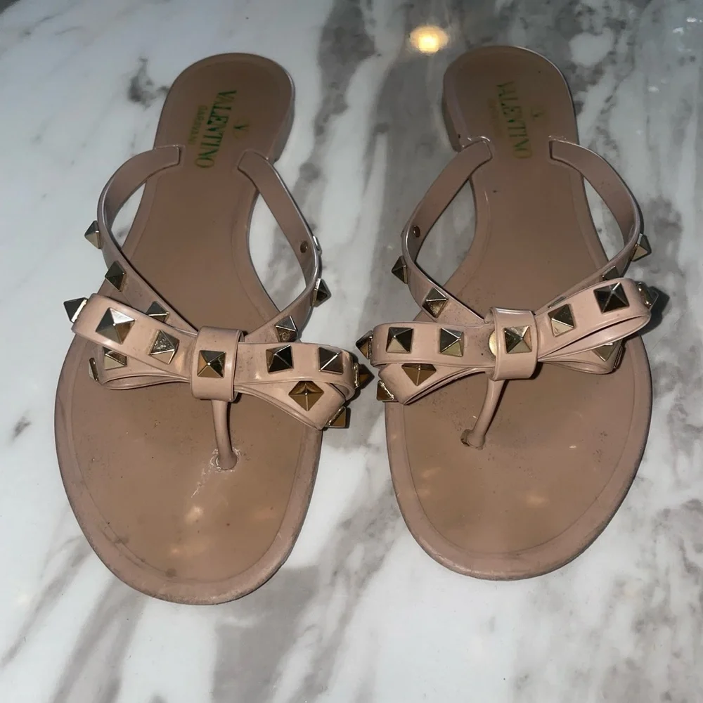 Valentino Garavani PVC flip flops.
Nude, comes with box and dust bag - Picture 5 of 6